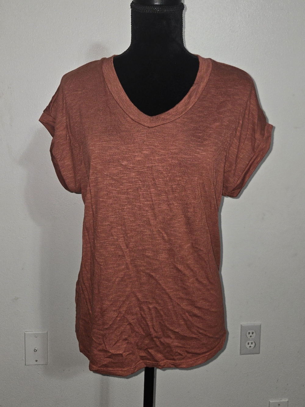 Gilli Women's Short Sleeve V-Neck Tee in Rusty Orange